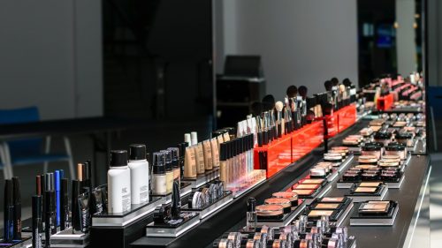 Le rôle crucial des étiquettes dans le secteur des produits cosmétiques
